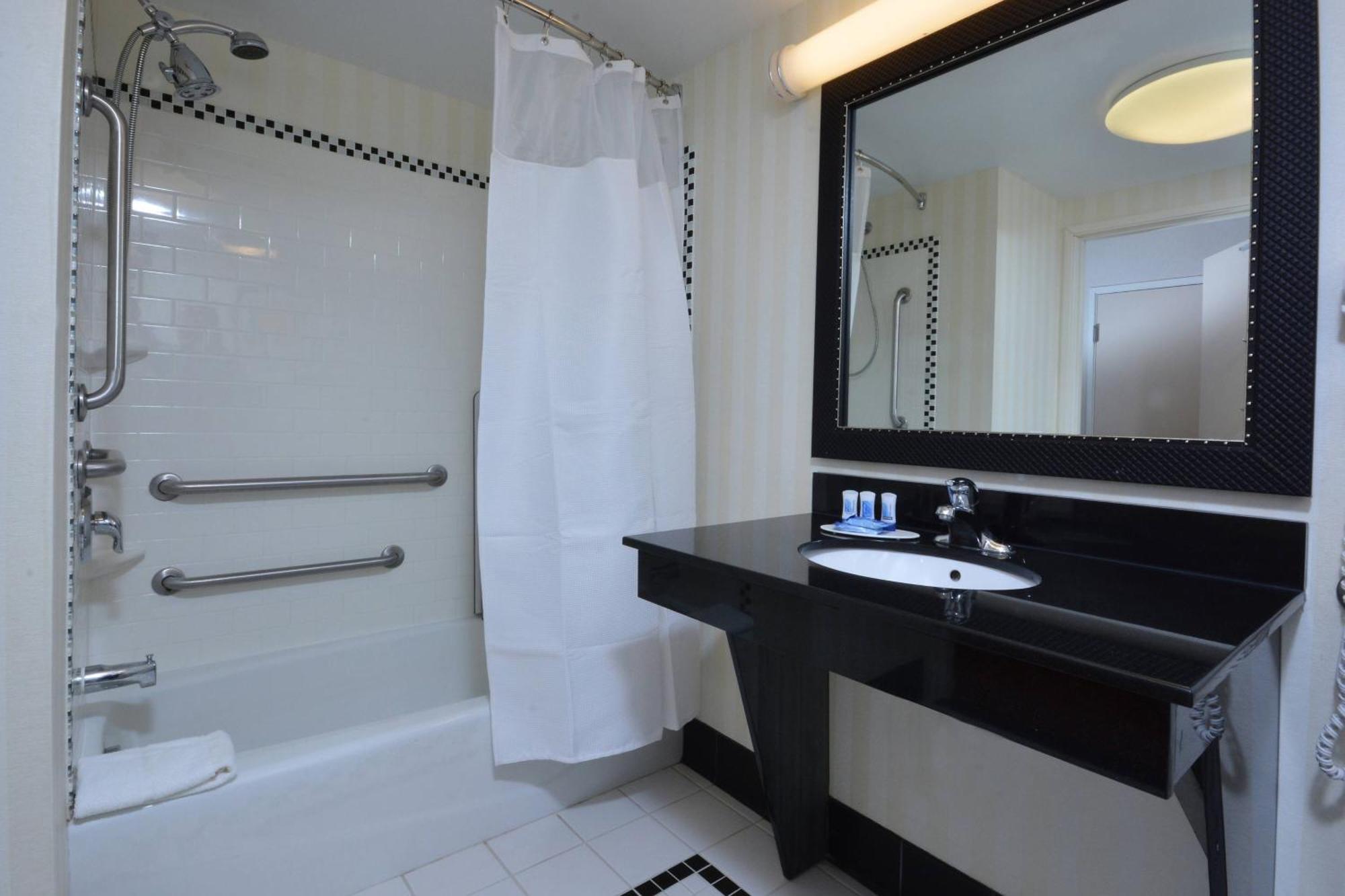 Fairfield Inn & Suites Уайтевилл Экстерьер фото