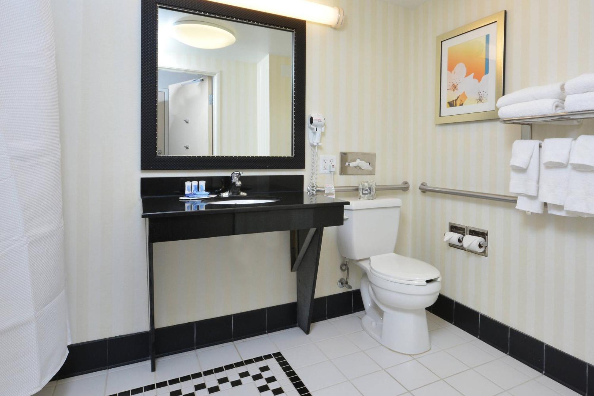 Fairfield Inn & Suites Уайтевилл Экстерьер фото