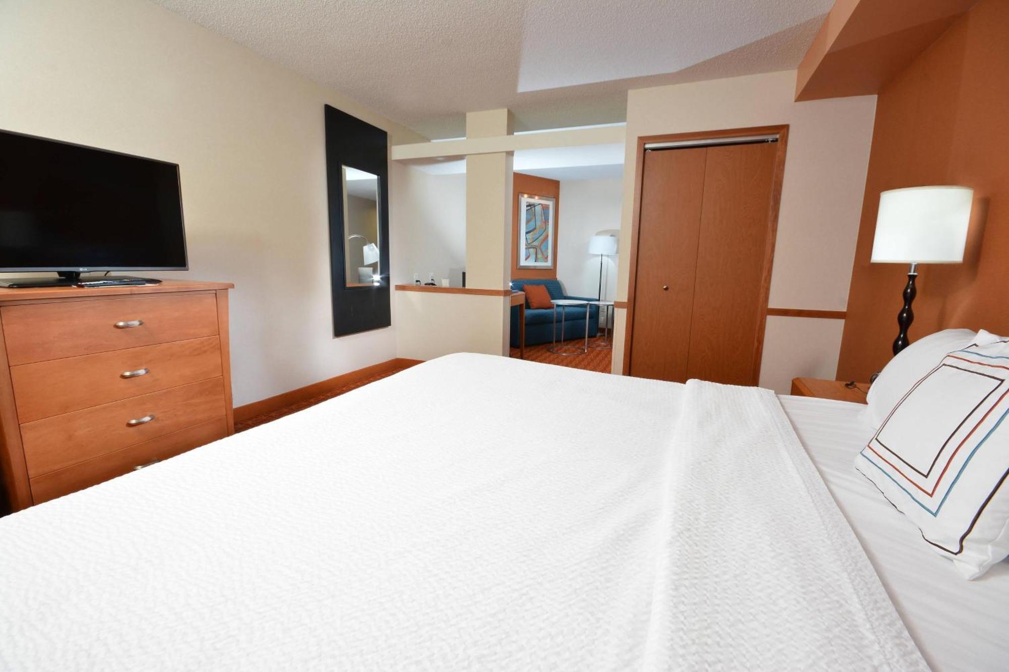 Fairfield Inn & Suites Уайтевилл Экстерьер фото