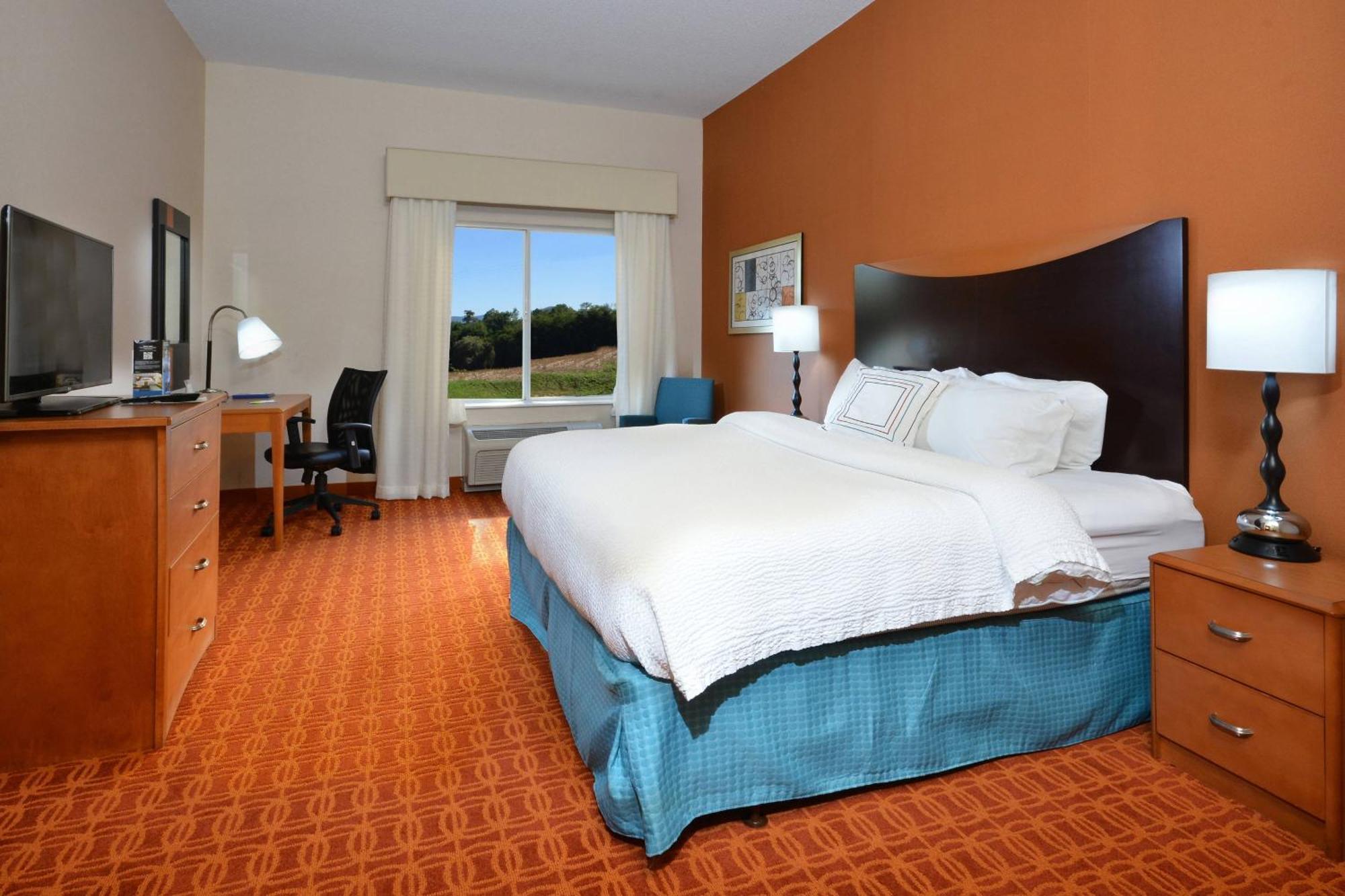 Fairfield Inn & Suites Уайтевилл Экстерьер фото