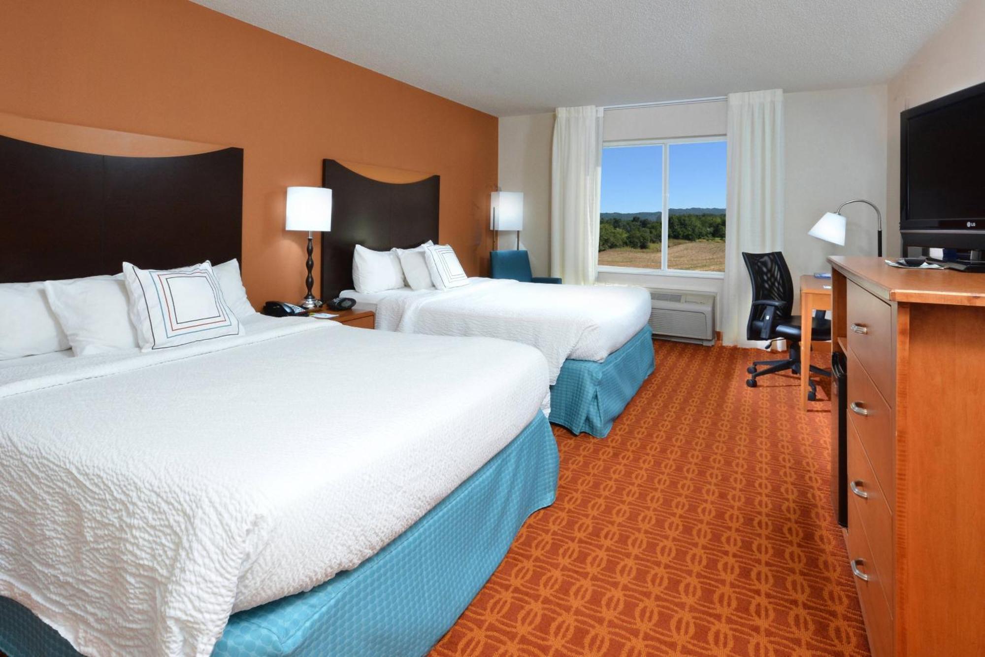 Fairfield Inn & Suites Уайтевилл Экстерьер фото