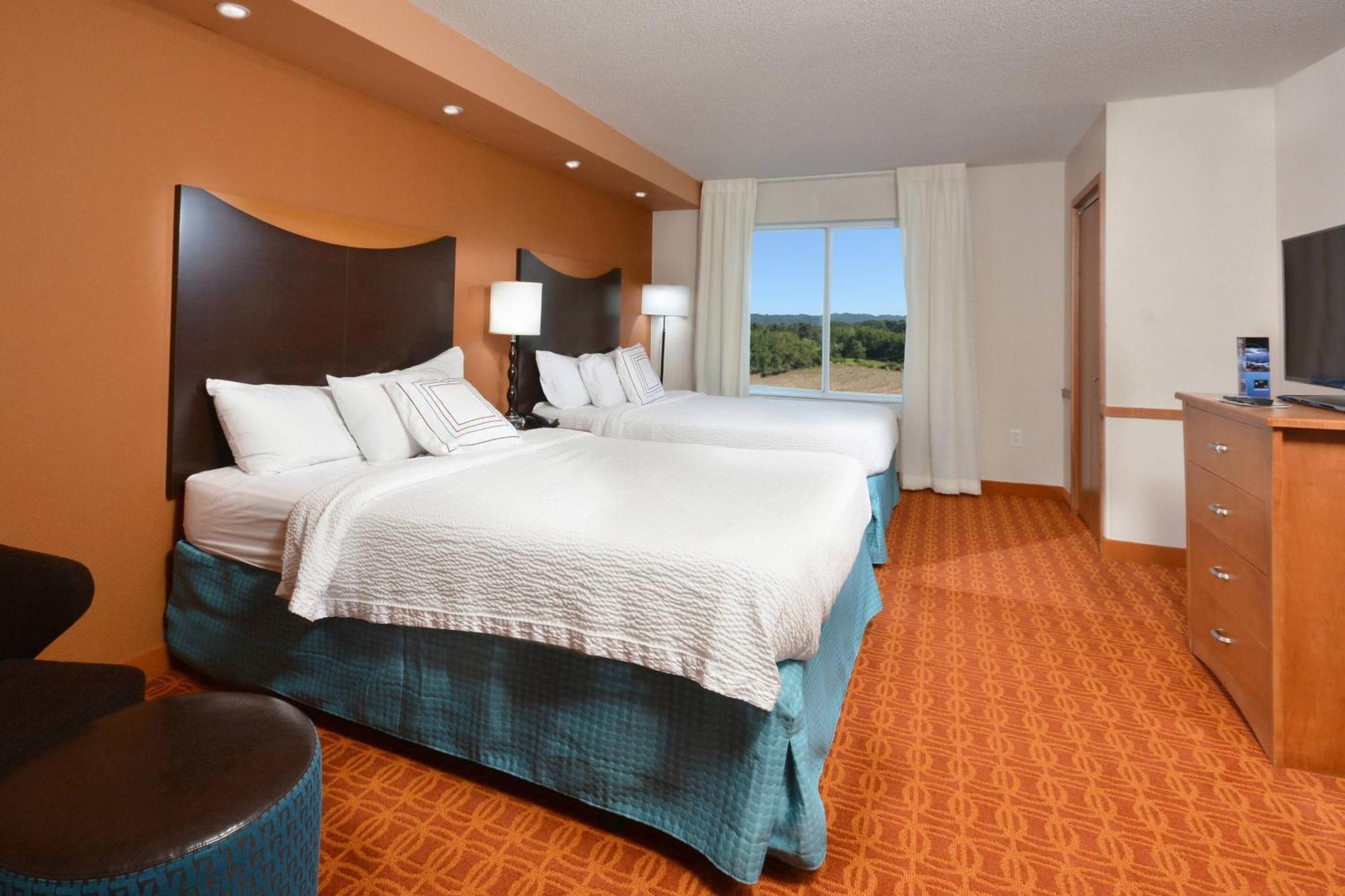 Fairfield Inn & Suites Уайтевилл Экстерьер фото