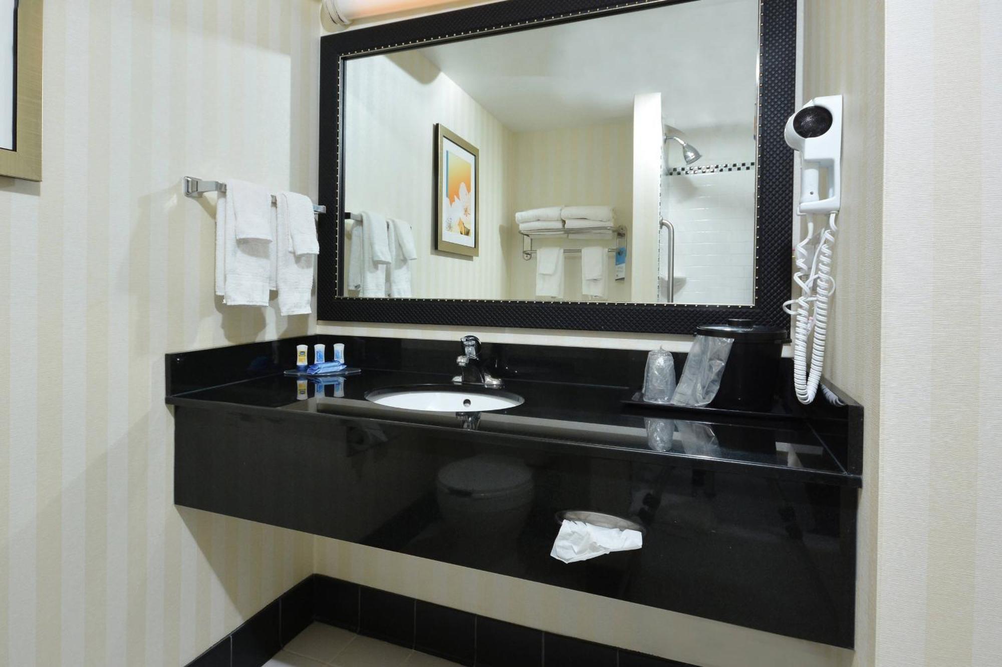 Fairfield Inn & Suites Уайтевилл Экстерьер фото