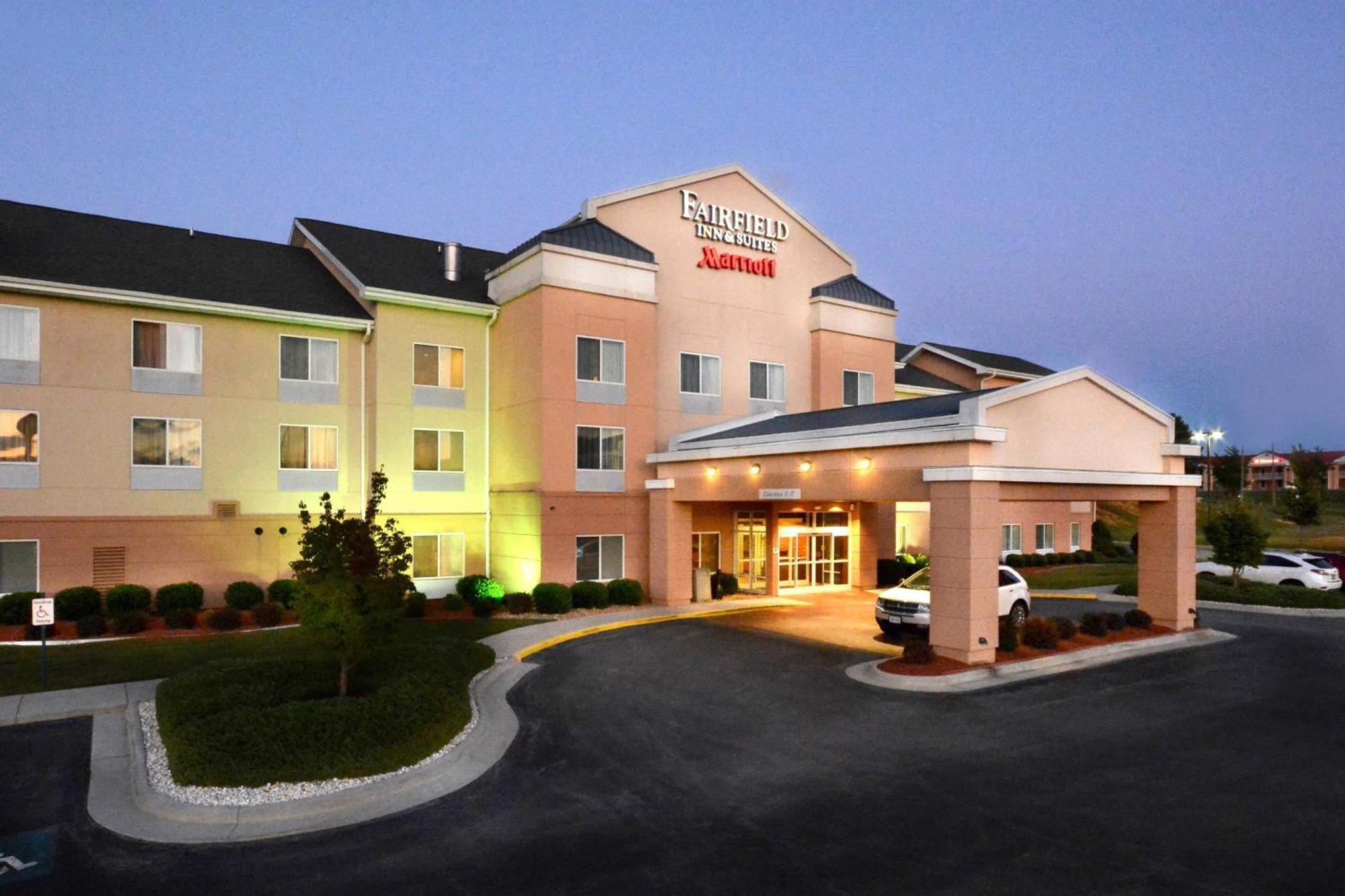 Fairfield Inn & Suites Уайтевилл Экстерьер фото
