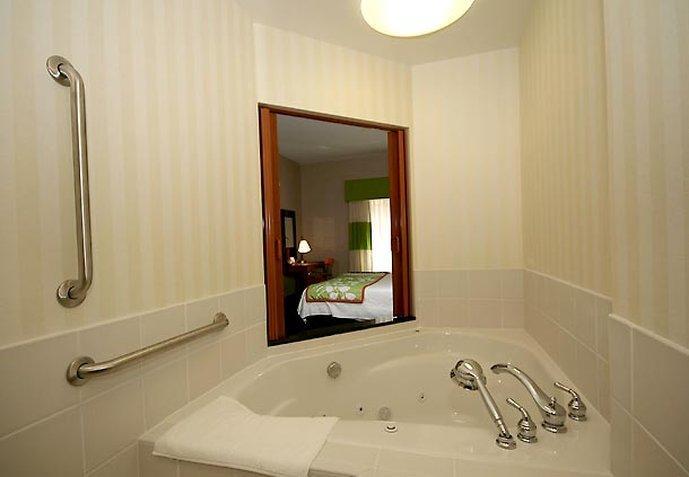 Fairfield Inn & Suites Уайтевилл Экстерьер фото
